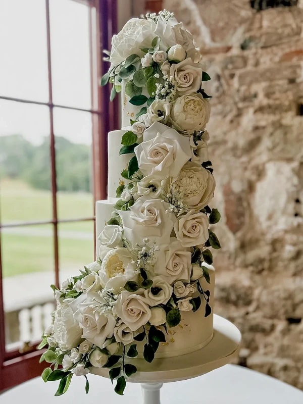 Falling roses by The Pretty Cake Company