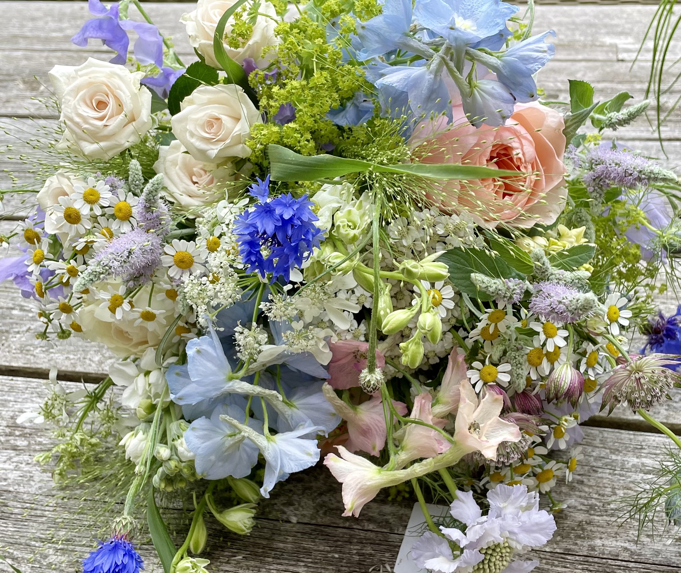 Cottage garden wedding flower trend 2026